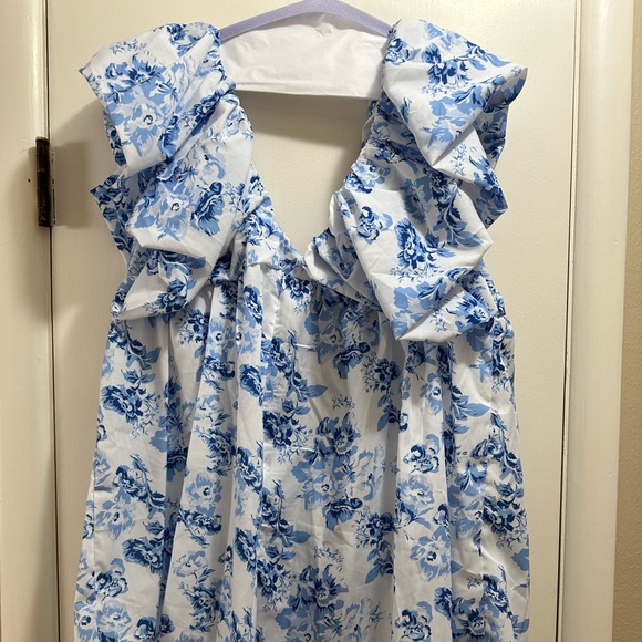 Women’s Dress - Picture 2 of 5